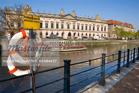 Bateaux d'excursion sur la rivière Spree, Berlin, Allemagne