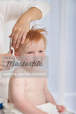 Kleinkind mit Haarschnitt