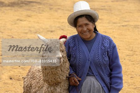 Portrait de femme avec Lama, Sacsayhuaman, Pérou