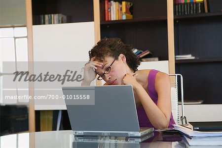 Frustré femme utilisant un ordinateur portable dans les bureaux à domicile