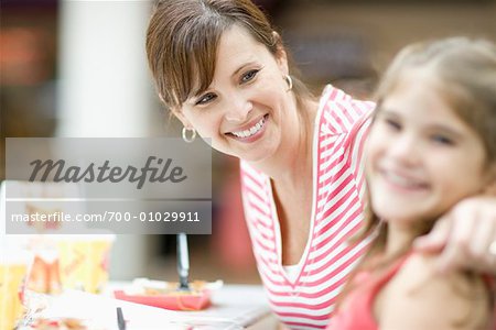 Mère et fille mangeant