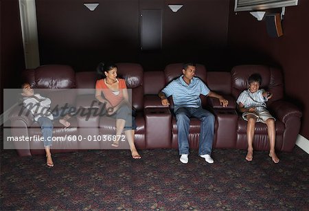 Famille, regarder la télévision