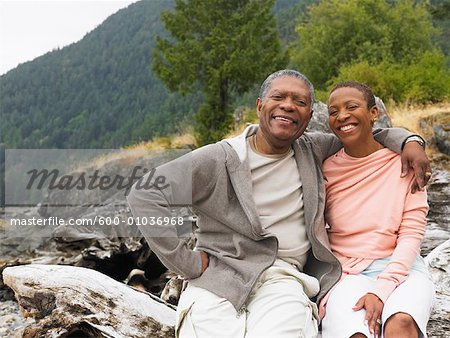 Couple assis sur les rochers
