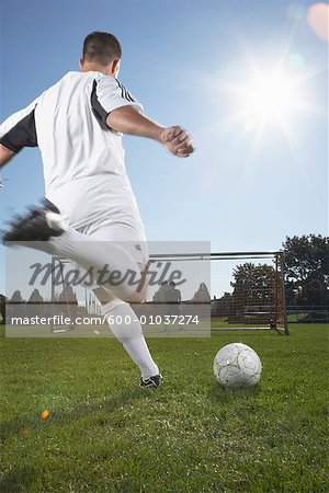 Homme jouer au Soccer