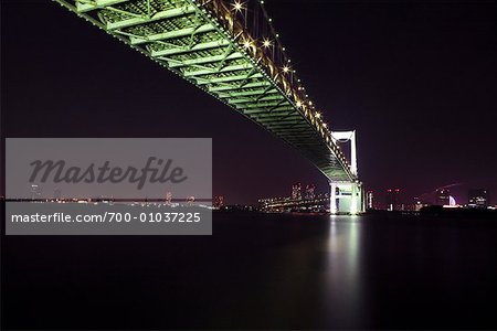 Pont de l'arc-en-ciel dans la nuit, Tokyo, Japon