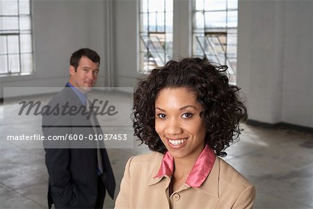 Porträt der geschäftsfrau mit Geschäftsmann im Hintergrund