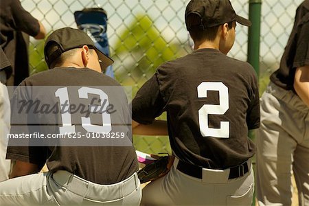 Rückansicht des zwei Baseballspieler sitzen auf einer Bank