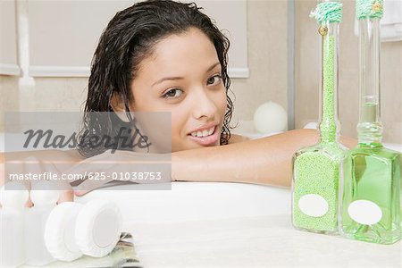 Portrait d'une jeune adolescente ayant une salle de bain