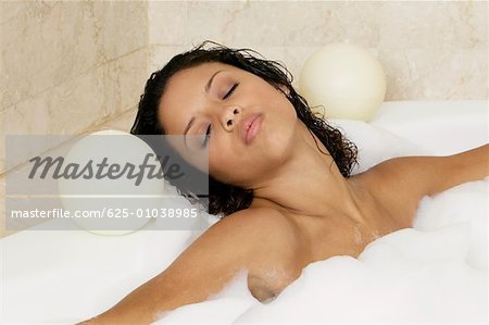 Gros plan d'une adolescente dans une baignoire