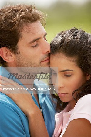 Gros plan d'un homme adult mid embrassant une jeune femme