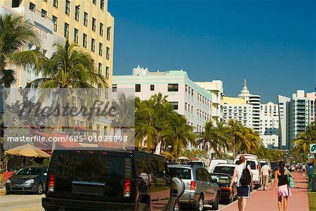 Gruppe von Menschen zu Fuß auf dem Bürgersteig, Miami, Florida, USA