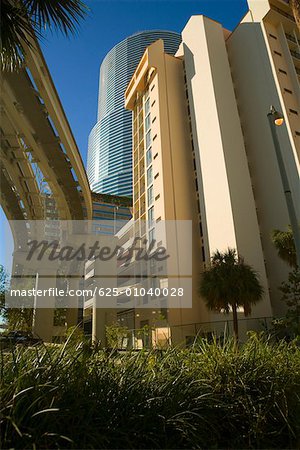 Vue d'angle faible de bâtiments dans une ville, Miami, Floride, USA