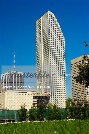 Vue d'angle faible de bâtiments dans une ville, Miami, Floride, USA