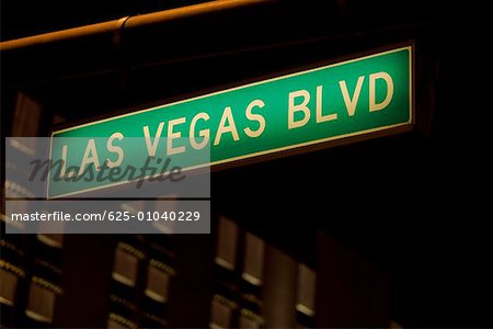 Vue d'angle faible d'un signe du nom de la rue, Las Vegas, Nevada, USA