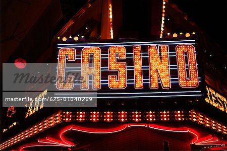 Vue d'angle faible d'une enseigne au néon d'un casino, Las Vegas, Nevada, USA