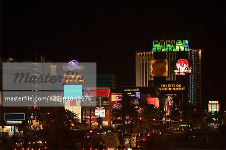 Gratte-ciels dans une ville éclairée la nuit, Las Vegas, Nevada, USA