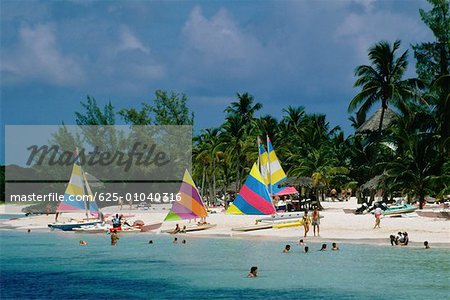 Bunte Segel an einem Strand, Schatzinsel, Abaco, Bahamas