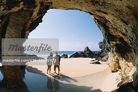 Un couple d'observation des roches près de l'océan, arche naturelle, Bermudes