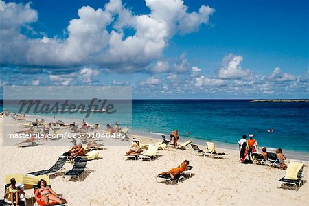 Grand groupe de touristes à bronzer sur une plage de Paradise Island, Bahamas