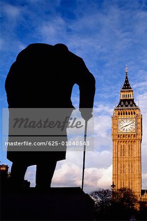 Blick auf die Statue von Churchill und Big Ben in London, England