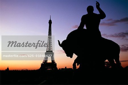 Silhouette d'une statue avec la tour Eiffel et le palais Alliot Eid en arrière-plan, France