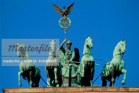 Flachwinkelansicht einer Statue, Quadriga Statue, Brandenburger Tor, Berlin, Deutschland