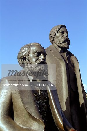 Nahaufnahme von zwei Statuen, Marx und Engle Statuen, Berlin, Deutschland