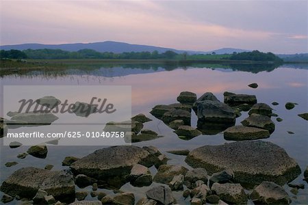 Roches dans un lac, lac Ross, comté de Galway, Irlande