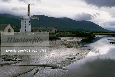 Moulin à vent sur les rives d'une rivière, centré, Irlande