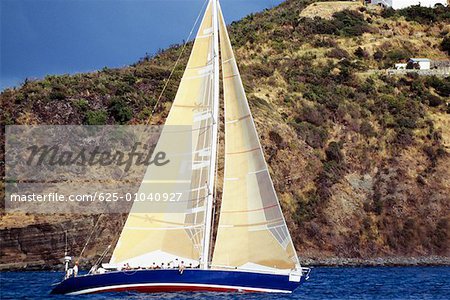 Ein Segelboot ist die Teilnahme an der Heiniken Regatta auf St. Maarten gesehen.