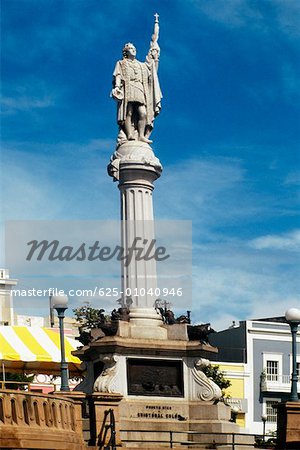 Vue d'angle faible d'une statue monté sur un pilier, San Juan, Porto Rico