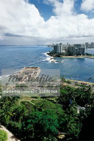 Erhöhte Ansicht einer Küstenstadt San Juan, Puerto Rico