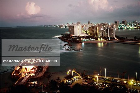 Vue spectaculaire sur une ville éclairée avec des lumières, Puerto Rico