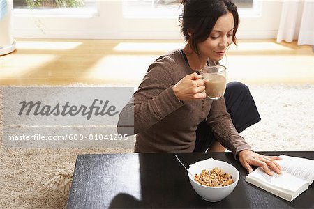 Lecture de la femme pendant le petit déjeuner