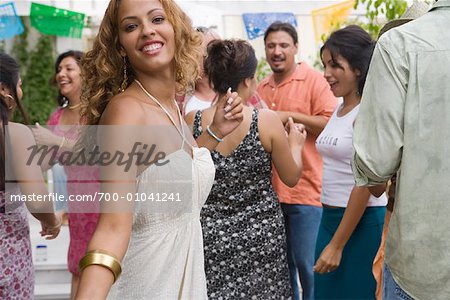 Frau tanzen bei Familie Versammlung
