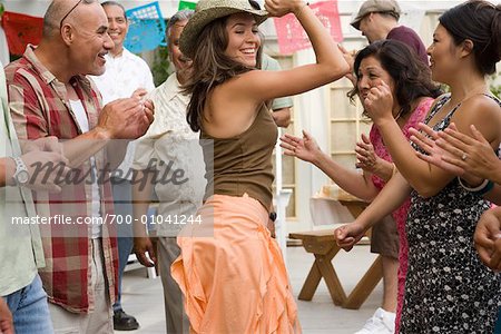 Menschen tanzen bei Familie Versammlung