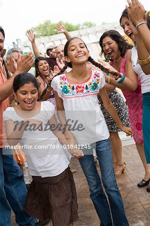 Filles dansant au rassemblement de la famille