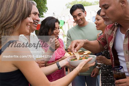 Menschen essen bei Familie Versammlung