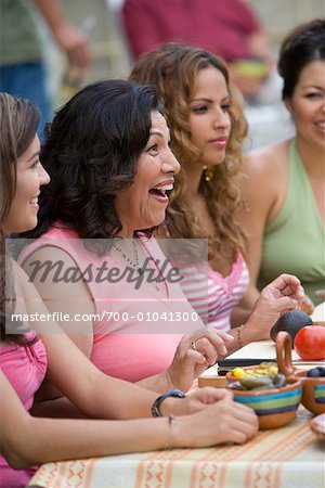 Femmes à Table au rassemblement de la famille