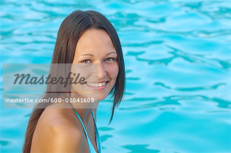 Femme à côté de la piscine