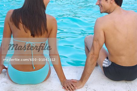 Couple à côté de la piscine