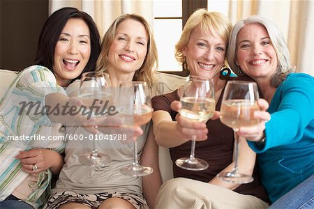 Freunde trinken Wein im Wohnzimmer