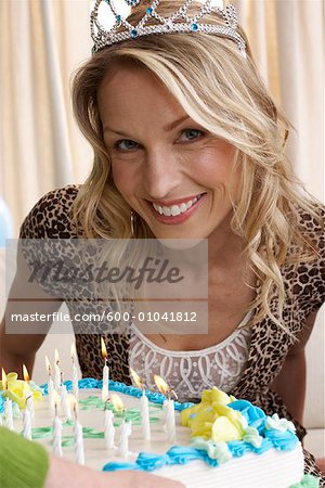 Femme recevant le gâteau d'anniversaire