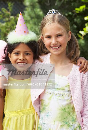 Deux jeunes filles à la fête d'anniversaire