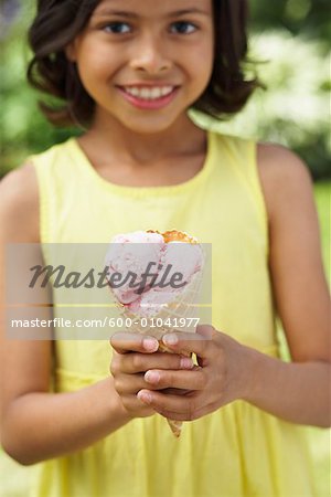 Jeune fille tenant le cornet de crème glacée