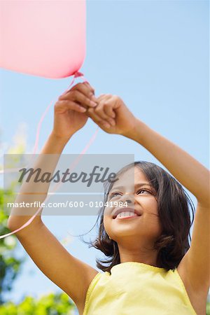 Fille jouant avec le ballon