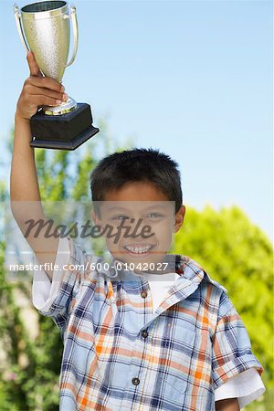 Porträt eines jungen halten Trophy