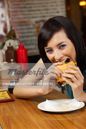 Femme mangeant Hamburger