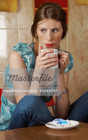 Femme buvant café