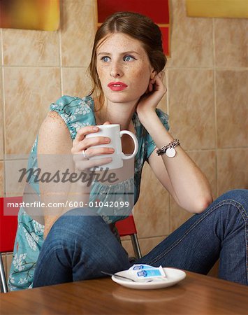 Femme buvant café